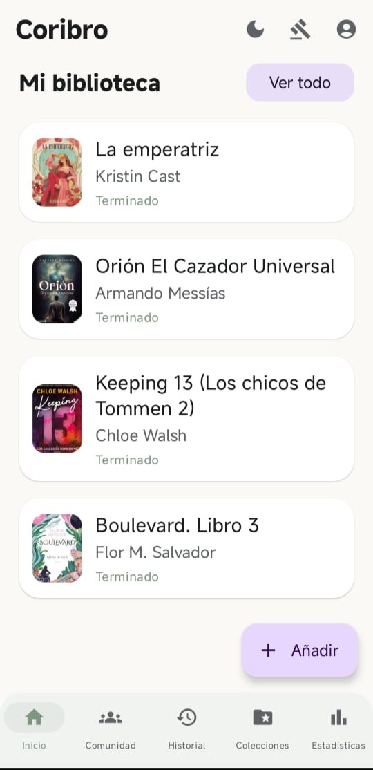 Biblioteca personal de Coribro con libros organizados
